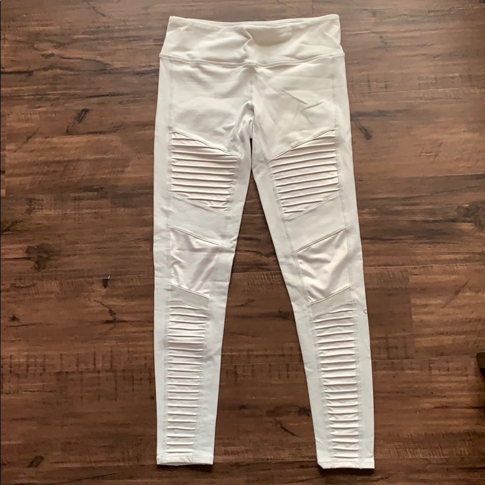 Alo yoga moto leggings in light gray